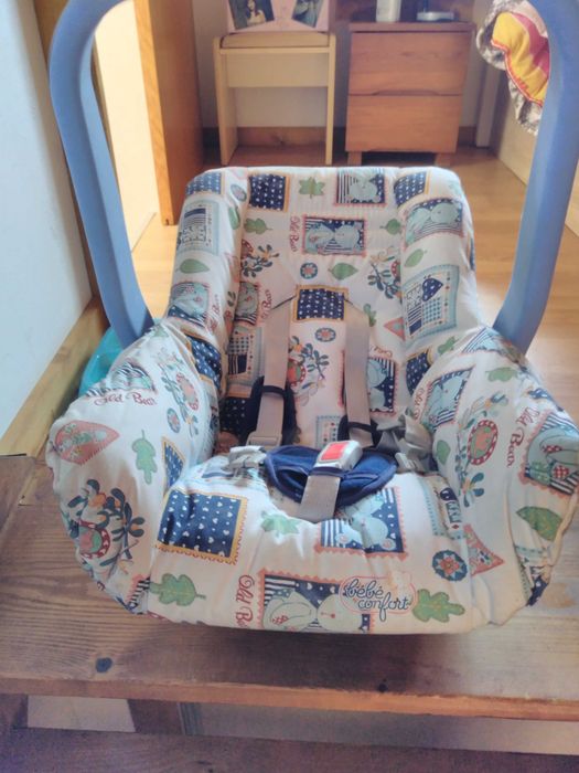 Cadeira de transportar bebe em automóvel