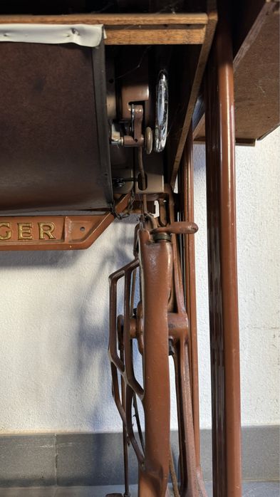 Maquina antiga de costura já eletrificada SINGER