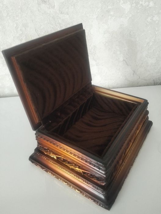 Продам шкатулку .