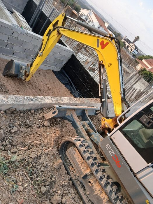 Aluguel de giratória escavadora para obras de construção civil l