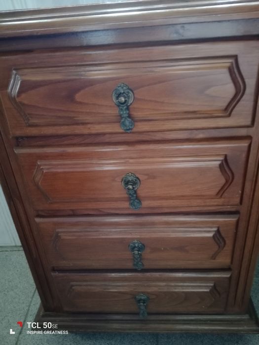 Mesinha de cabeceira muito antiga.