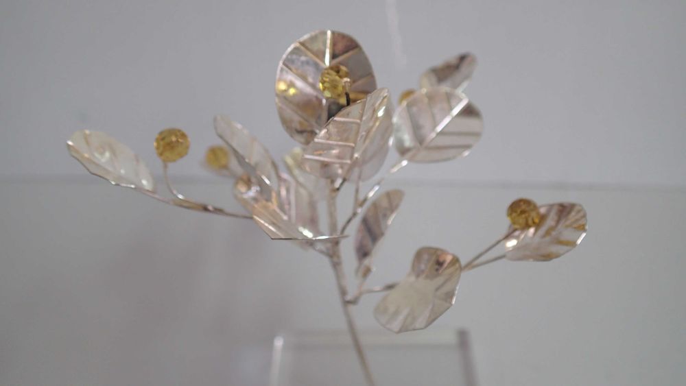 Peça decorativa em prata e acrílico
