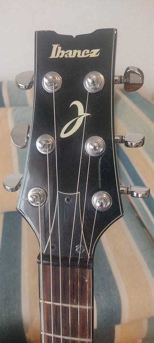 Amplificador Peavey Vypyr e Guitarra Ibanez ART 120 - novos