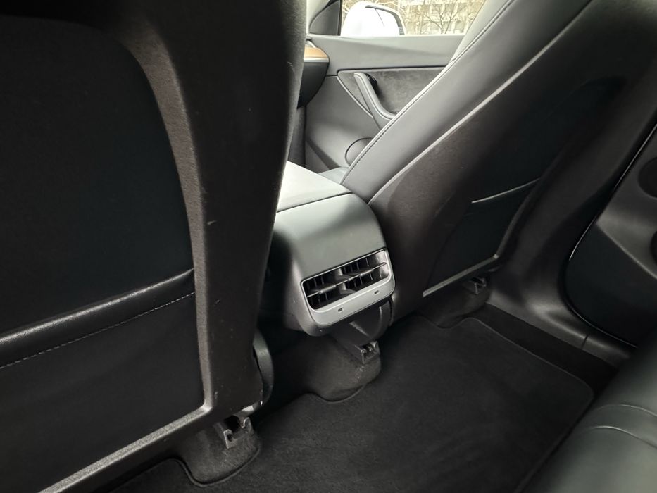 Tesla y, в гарному стані