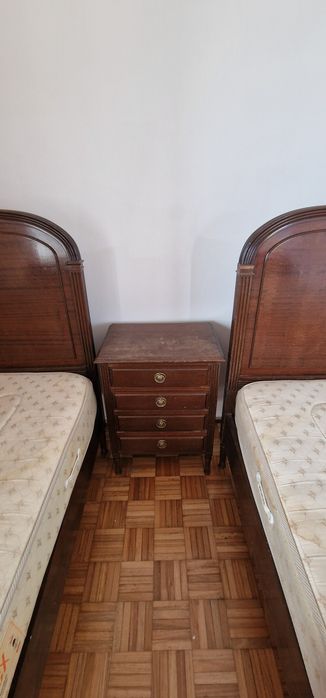 Conjunto de 2 camas, 2 colchões, 1 mesa de cabeceira