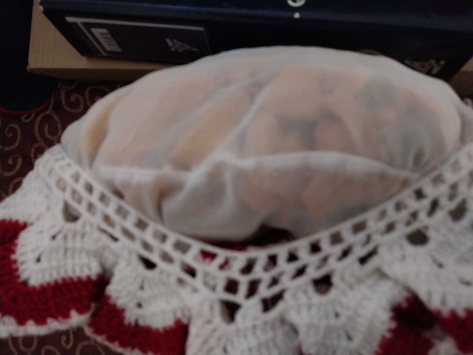 Almofada com capa feita em croché vermelho e branco