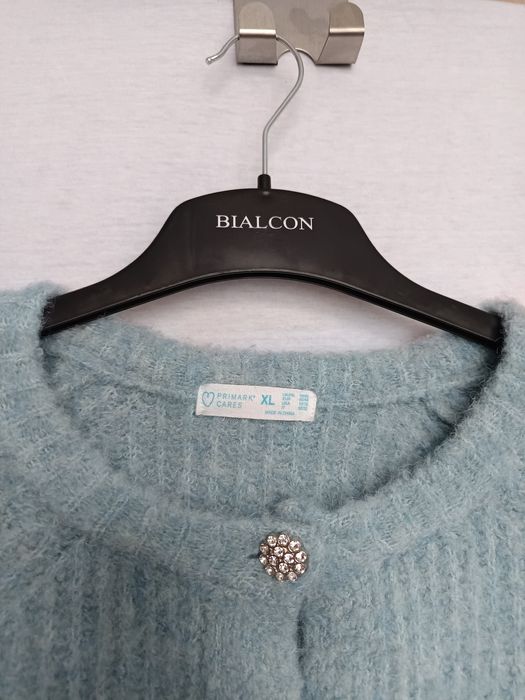 Sweter z ozdobnymi guzikami
