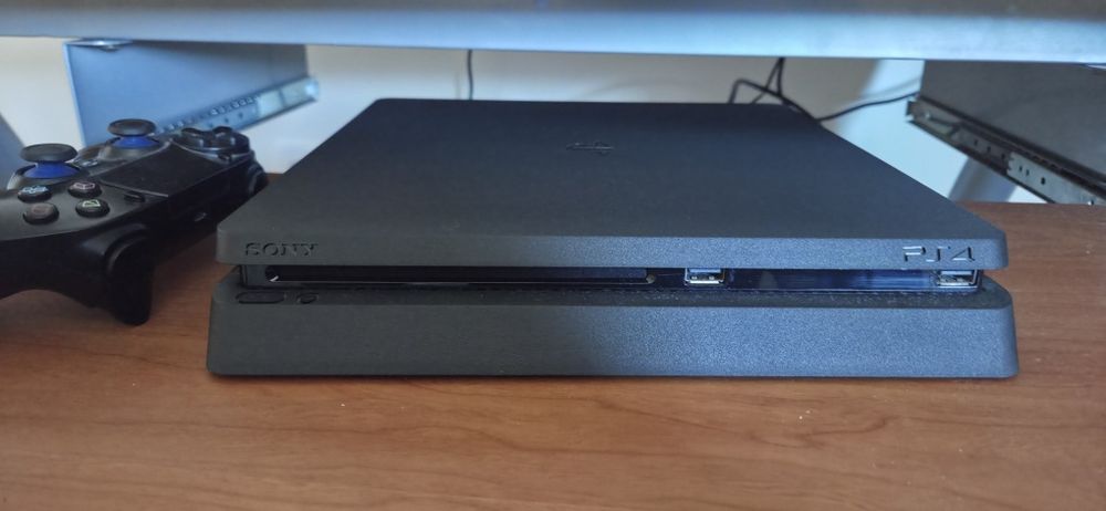 PS4 com comando + 3 jogos