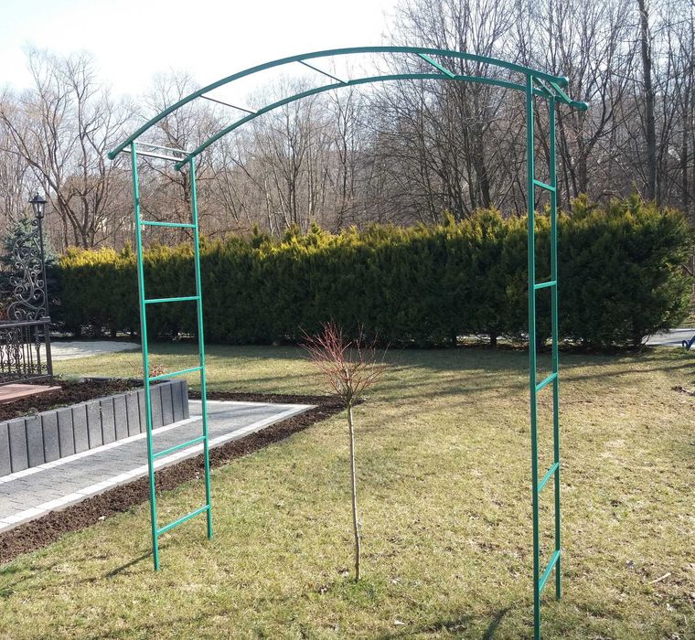 Pergola ogrodowa, metalowa na pnącza, róże, kwiaty