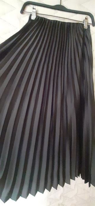 Plisowana spódnica z satynowej tkaniny