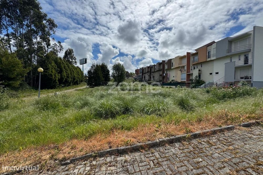 Lote de terreno, para construção de moradia, em Santa Maria de Lamas