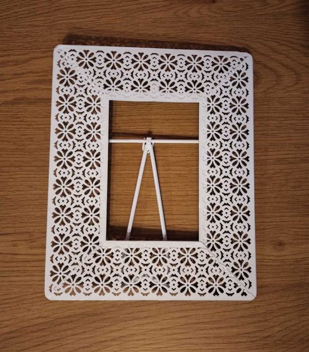 Biała metalowa ramka na zdjęcie ażur  15 cm x 10 cm