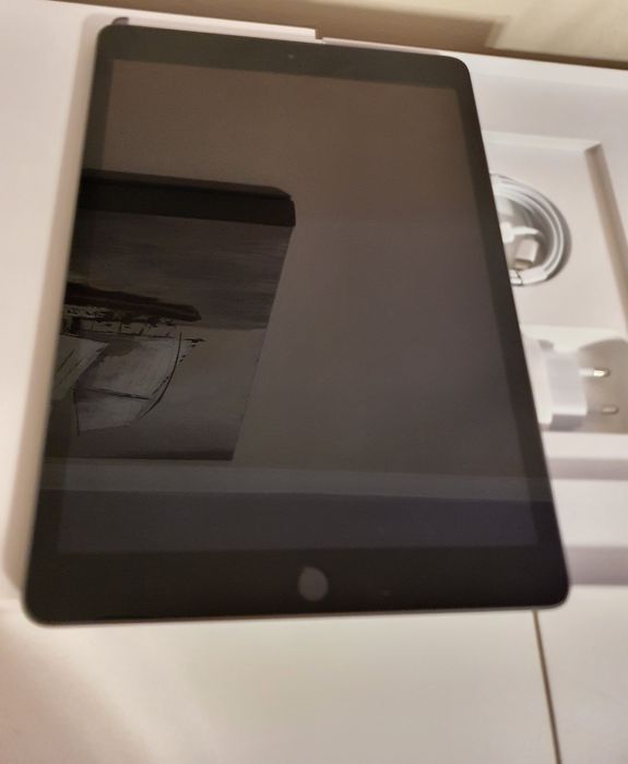 Tablet Apple iPad 10.2, z modem LTE, wi-fi,32 GB jak nowy