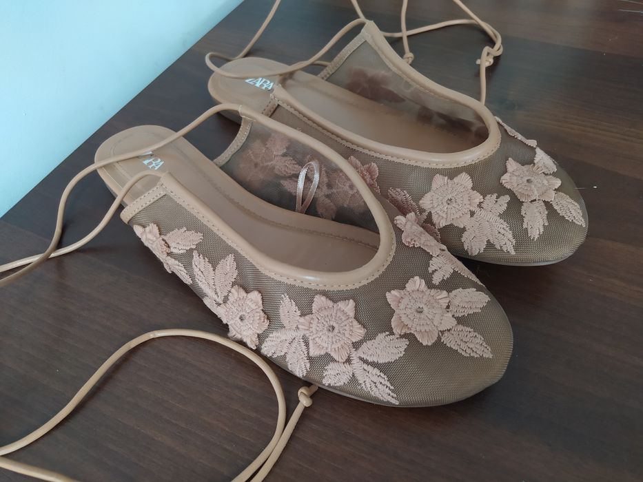Beżowe wiązane balerinki Zara r. 38