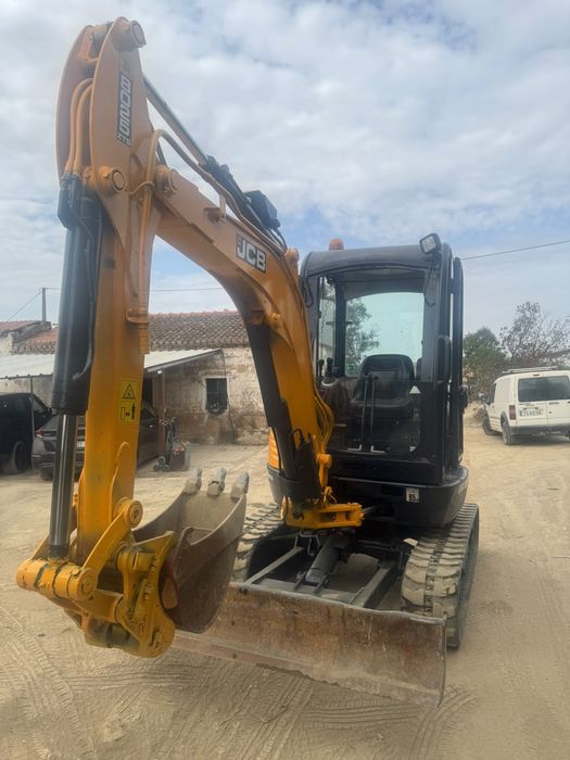 JCB8025zts (2.8T), 2018, 2800h, 3 baldes e/ rápido, CERT conformidade