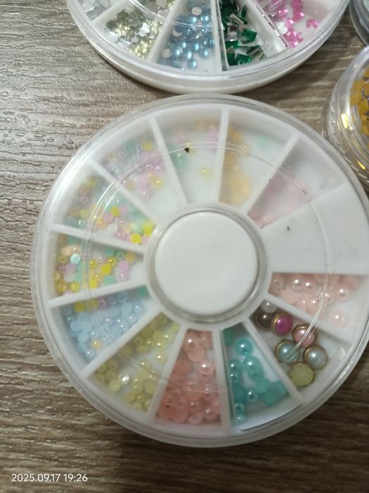 Стрази, глітер, гель -лак, фольга