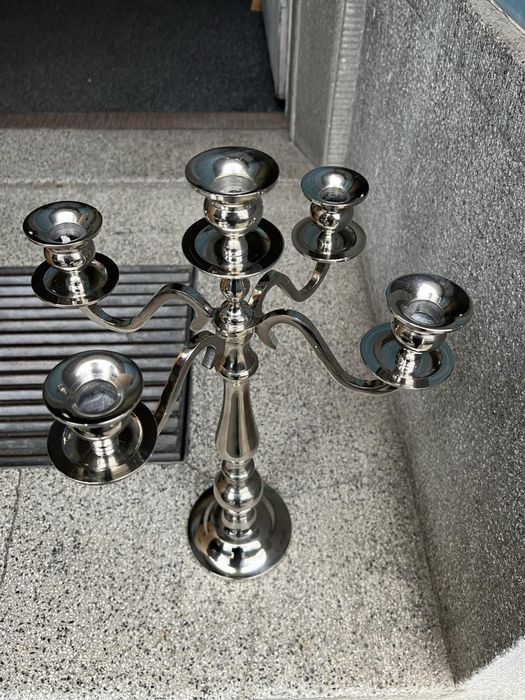 Castiçal de velas em bom estado
