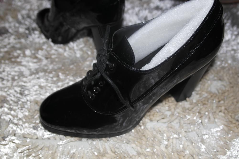 Стильні ботінки лакові туфлі