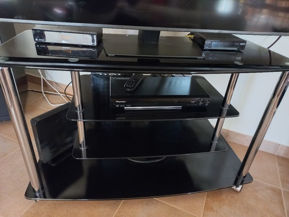 Movel tv em vidro preto.