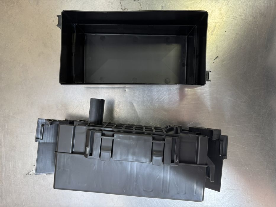 Корпус блока запобіжників на Nissan Rogue T33 корпус предохранителей