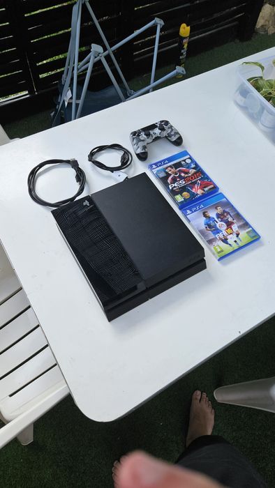 PlayStation 4 500GB + Comando Camuflado + 2 Jogos
