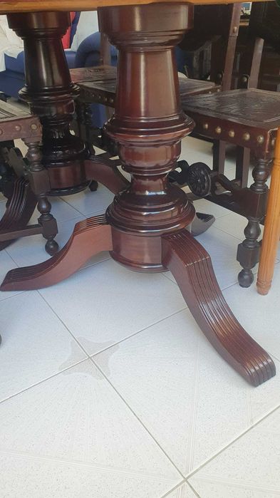 Mesa extensível madeira maciça + 6 cadeiras couro – Excelente estado