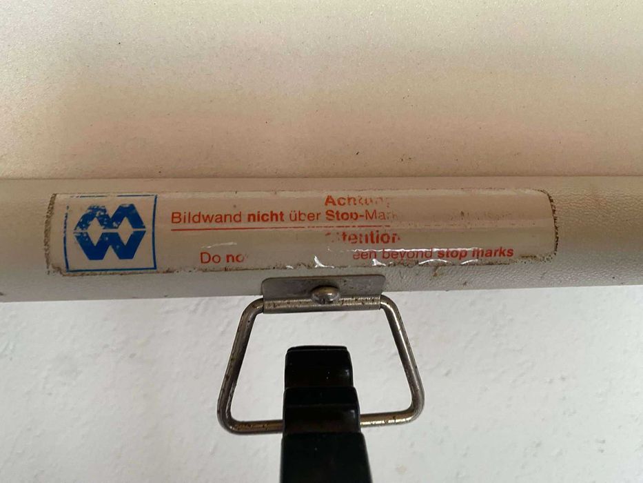 Ekran projekcyjny duży.