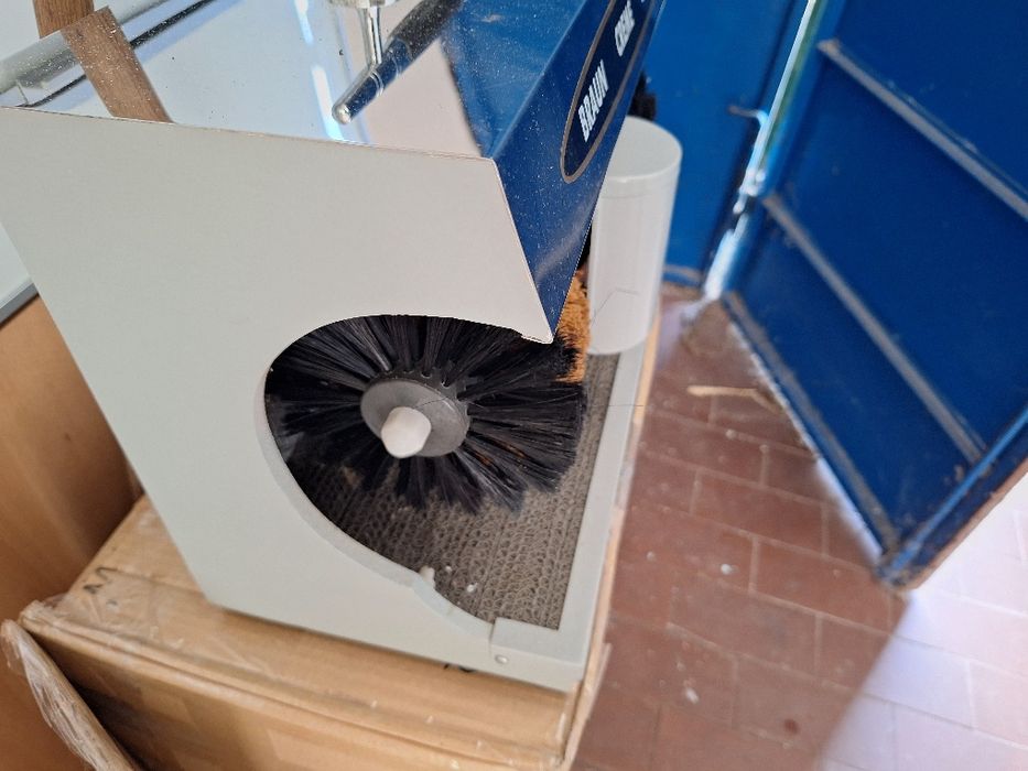 Máquina para engraxar e polir calçado