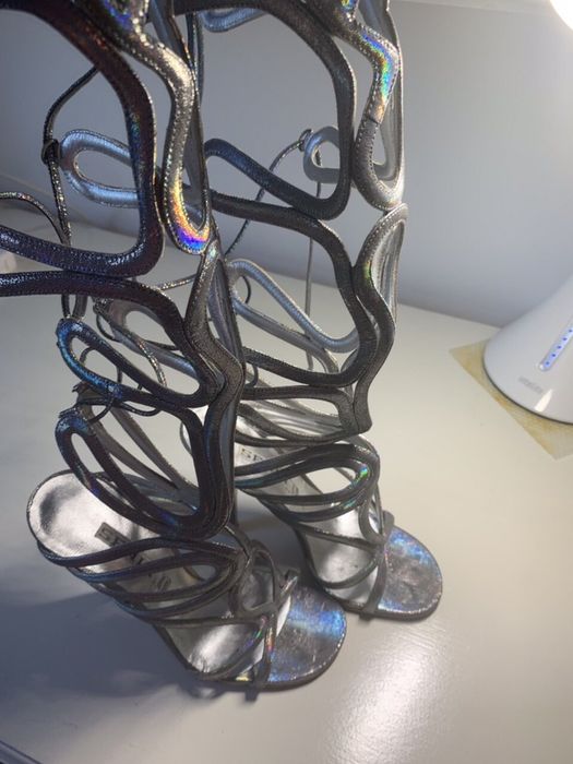 Высокие босоножки на шнуровке