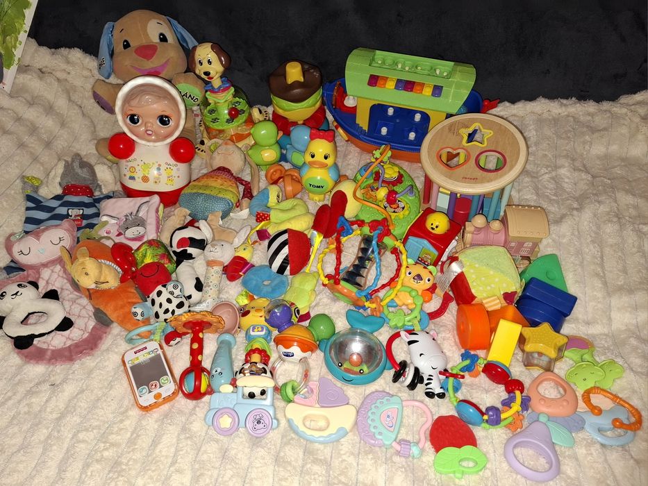Большой пакет/коробок развивающих игрушек ,погремушек,fisher price