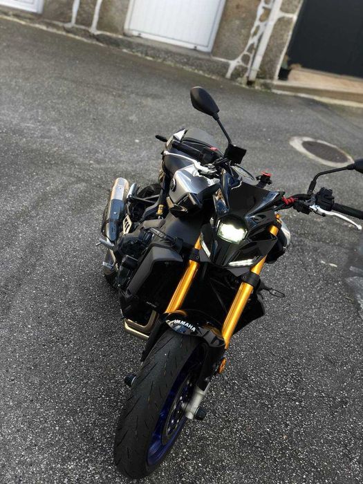 Yamaha MT 09 SP Akrapovic réplica + Extras