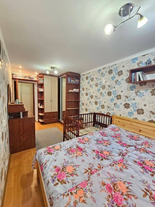 Продам 2-кім квартиру на другому поверсі