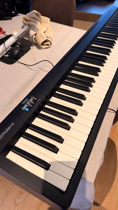Piano digital Roland FP-10 – 88 teclas pesadas + Bluetooth