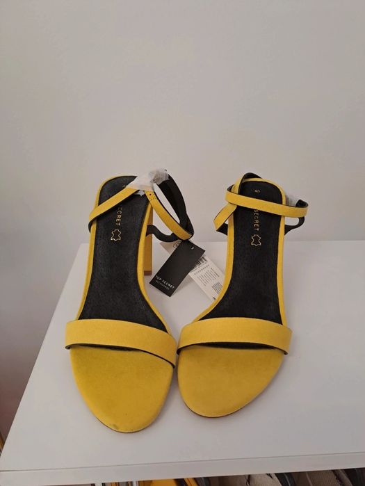 Sandałki na słupku. Top Secret