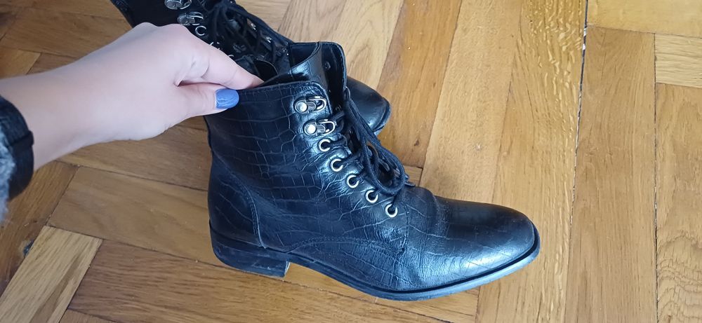 Czarne skórzane wiązane botki trzewiki.