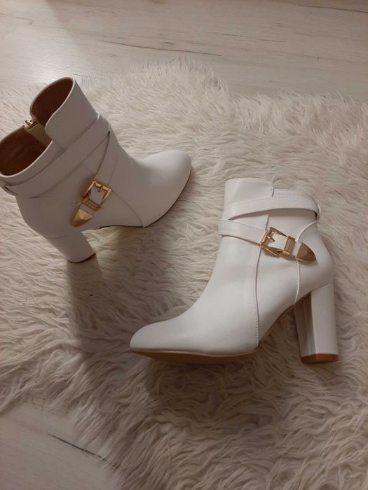 Piękne białe kozaki na wygodnym szerszym obcasie ok 8cm 39