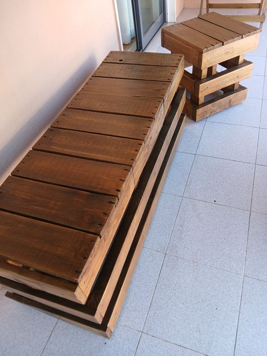 Banco e mesa de madeira rústicos