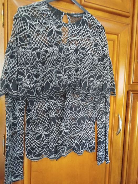 Baixei o preço - Blusa em renda preta e branca