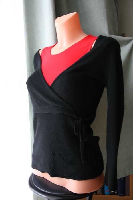 Czarny dzianinowy kopertowy lekki sweter