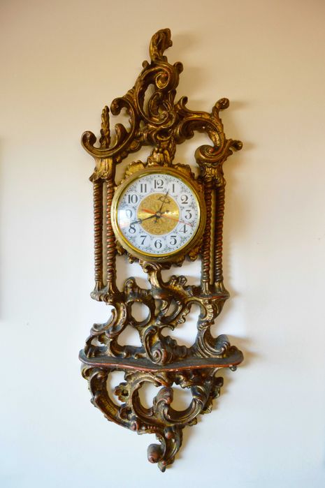 Relógio de Parede Antigo em Madeira Dourada.