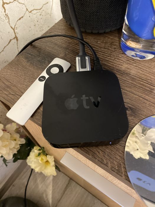 Apple TV  z pilotem i kablami