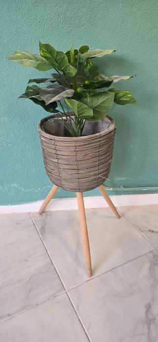 Vaso alto com planta artificial