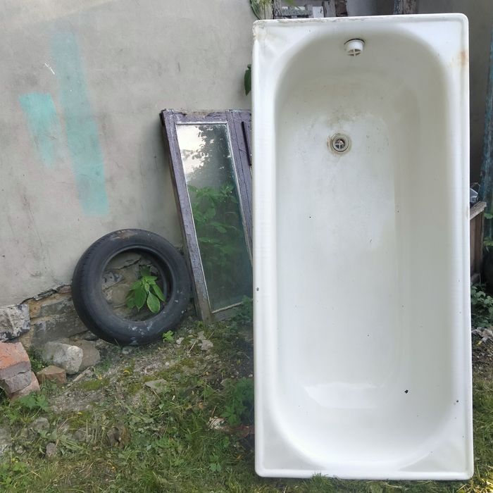 Дерев'яні двері,ванну,умивальник