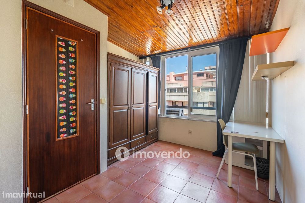 Apartamento T3, com arrecadação e boas áreas, na Estrada da Luz