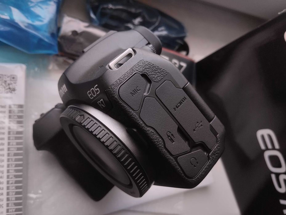 Canon EOS R7, в заводській комплектації