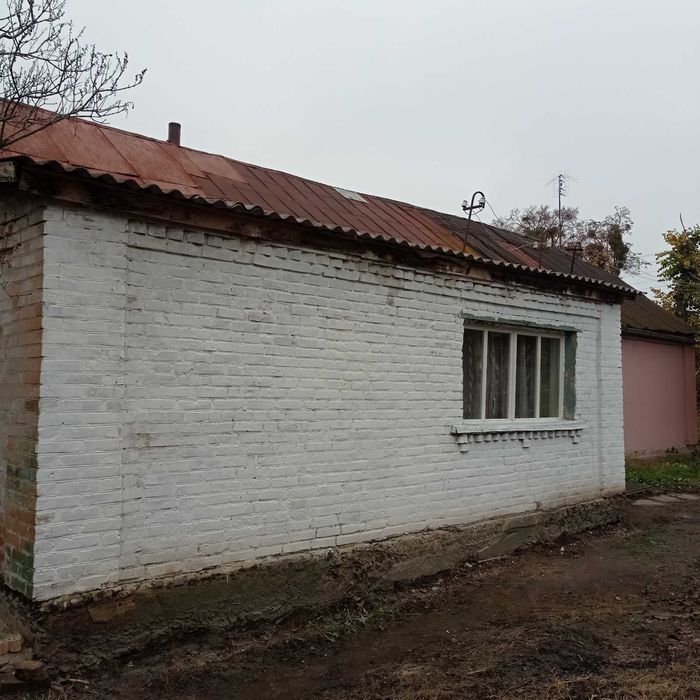 Продається пів будинку.