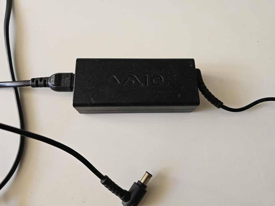 Laptop Sony VAIO VPCEB4E4E / 15.6" / Zasilacz w zestawie / Do biura, nauki