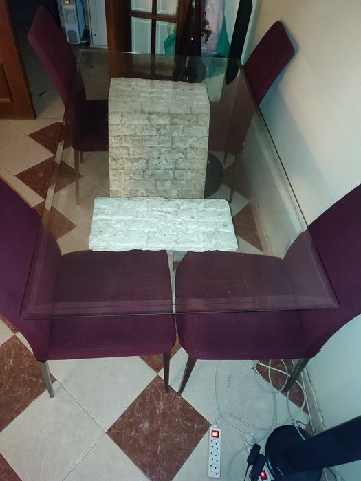 Mesa de sala com 4 cadeiras