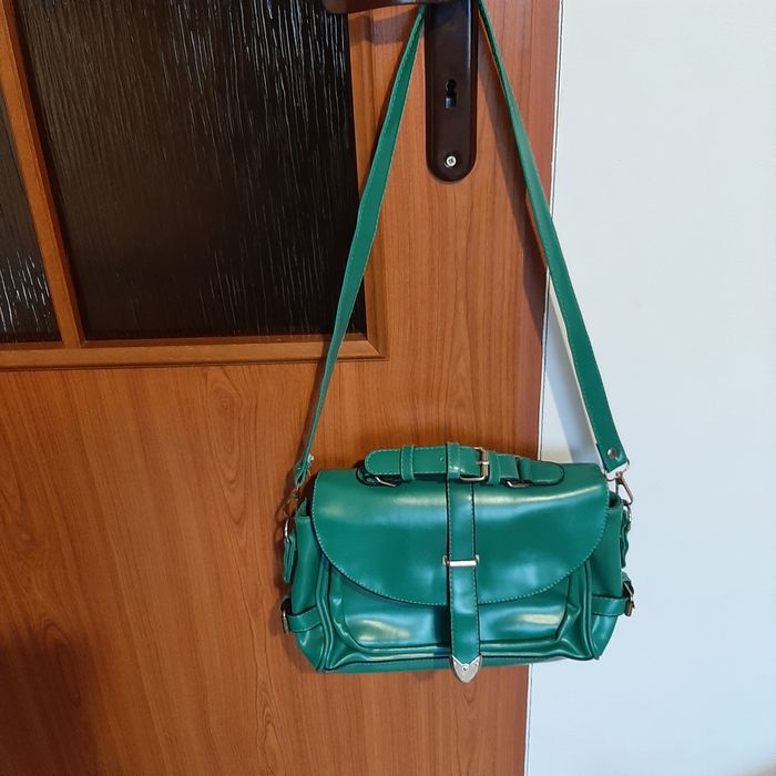 Zielona torebka listonoszka