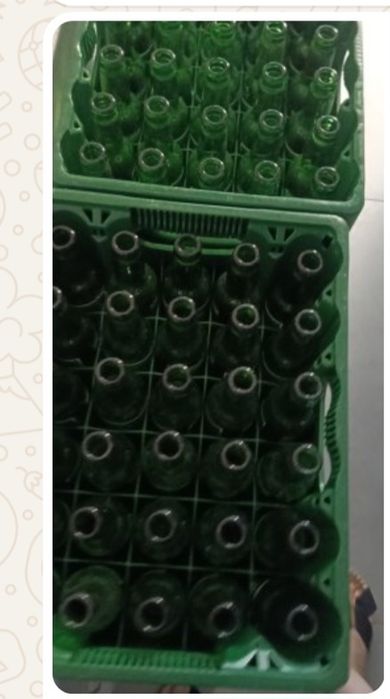 6 grades de garrafas da carlsberg completas e mais duas grades só  com algumas garrafas.